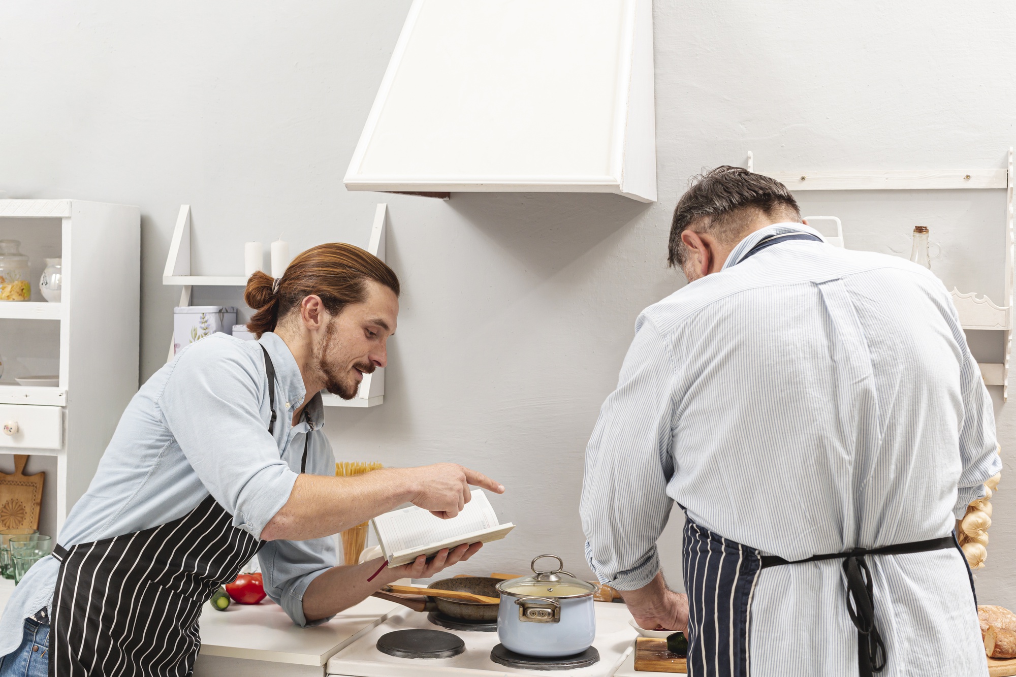 chef rozmawiający z uczestnikiem warsztatów
